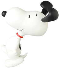 Load image into Gallery viewer, Medicom Dancing Snoopy 1965 Version VCD Figure
